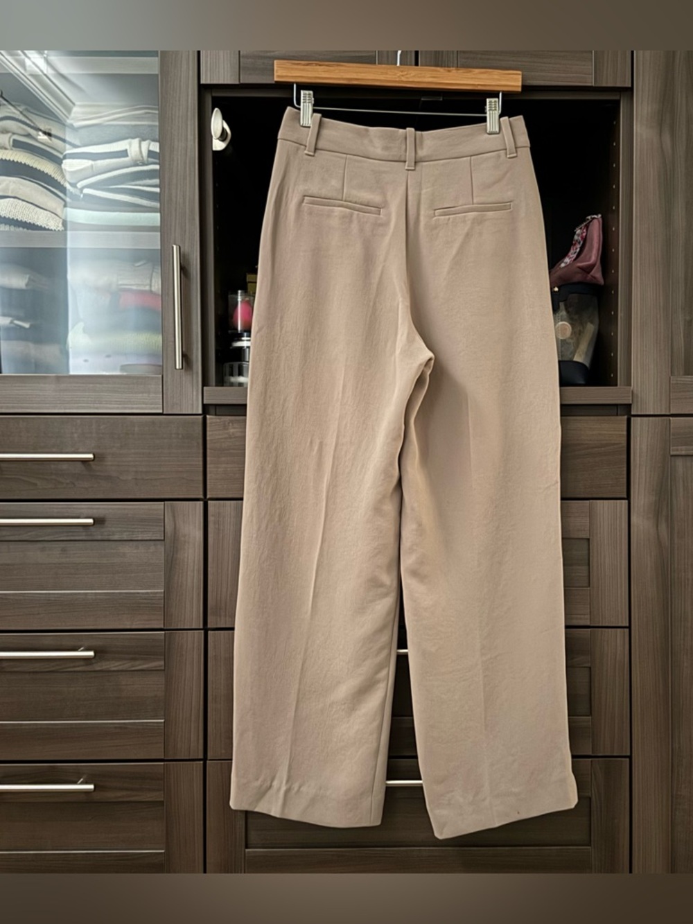 Aritzia The Effortless Pant in Crepette, Size 4, Short, Nomad Taupe - Picture 5 of 9